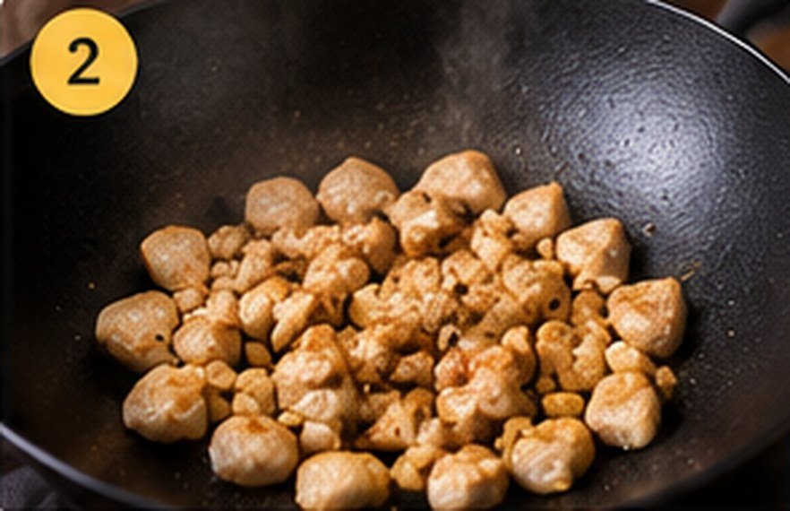 Cubos de pollo salteándose en un wok