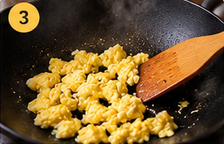 Huevos revueltos cocinándose en el wok